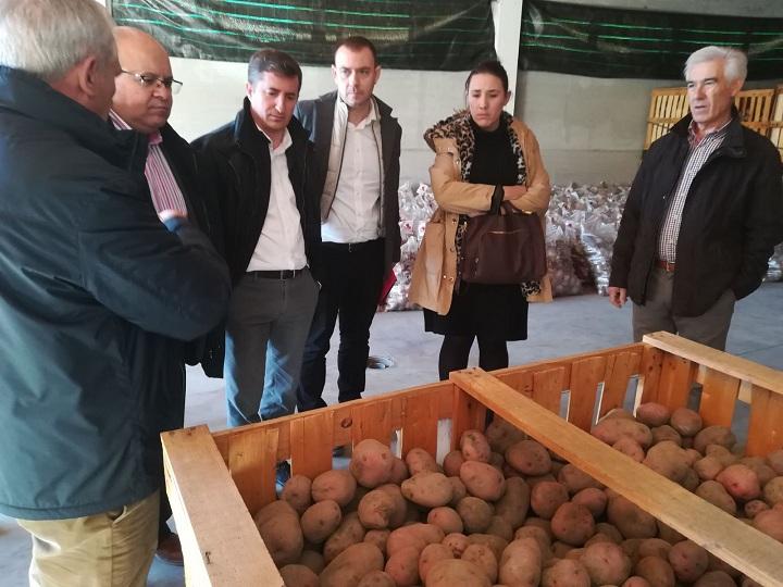 Responsables políticos y empresariales, junto a patatas de Güéjar Sierra.