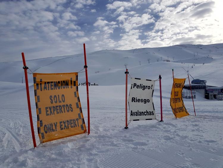 Carteles advierten del riesgo de avalanchas fuera de las pistas abiertas.