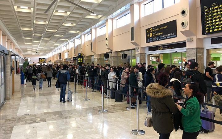 ​Colas en el aeropuerto de Granada, en una imagen de archivo.