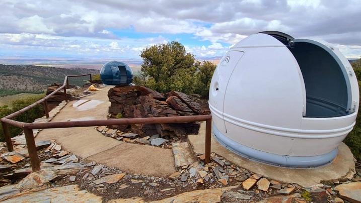 Centro astronómico de Aldeire, con dos cúpulas para la observación del cielo. 