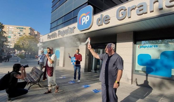 Uno de los manifestantes, vestido de Judas en la puerta de la sede del PP. 