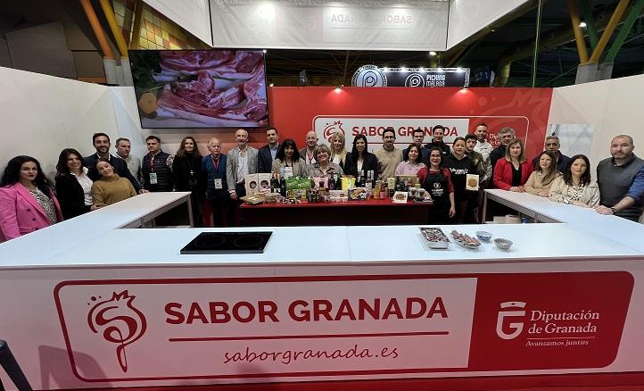 Representantes empresariales e institucionales en el expositor de Sabor Granada. 