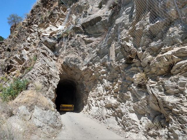 Los desprendimientos de rocas afectan a uno de los túneles.