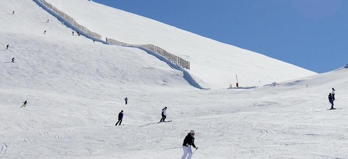 Esquiadores en las pistas de Sierra Nevada.