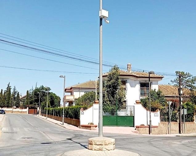 La instalación de cámaras de seguridad, como la de la imagen, en Cúllar Vega, es uno de los destinos de las ayudas.