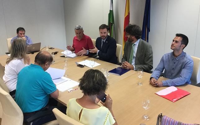 Reunión de la Junta con empresarios y sindicatos para explicar los incentivos Reunión de la Junta con empresarios y sindicatos para explicar los incentivos.