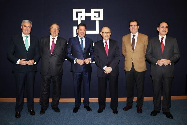 De izquierda a derecha, José Enrique Fernández de Moya, Juan Rosell, Gerardo Cuerva, Cristóbal Montoro, Antonio Garamendi y Javier González de Lara. Cuerva ha contado con el respaldo del ministro Montoro y la cúpula de las principales organizaciones empresariales.