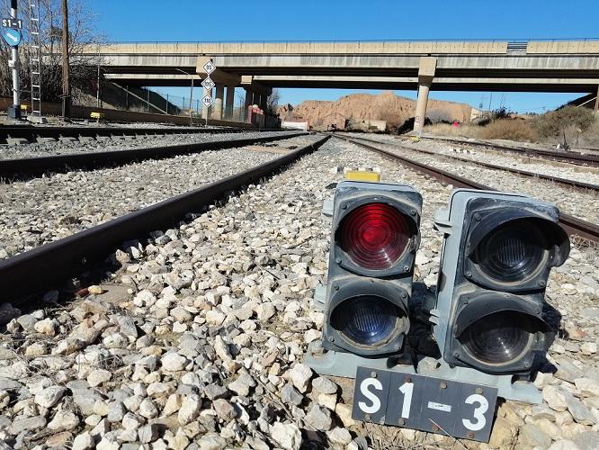 Vías del tren junto a la estación de Guadix. 