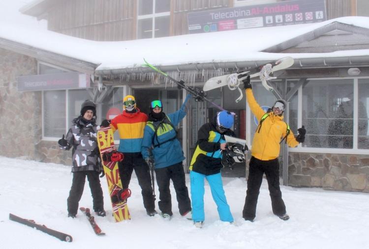 Primeros esquiadores y snowboarders de la temporada Los primeros esquiadores y snowboarders de la temporada celebran la apertura de la estación