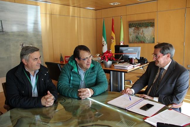 Entrena, con los responsables de UGT y CCOO en Granada. 