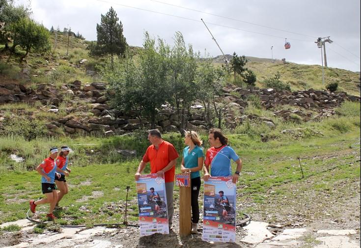 Dos corredores entrenan durante la presentación del evento.