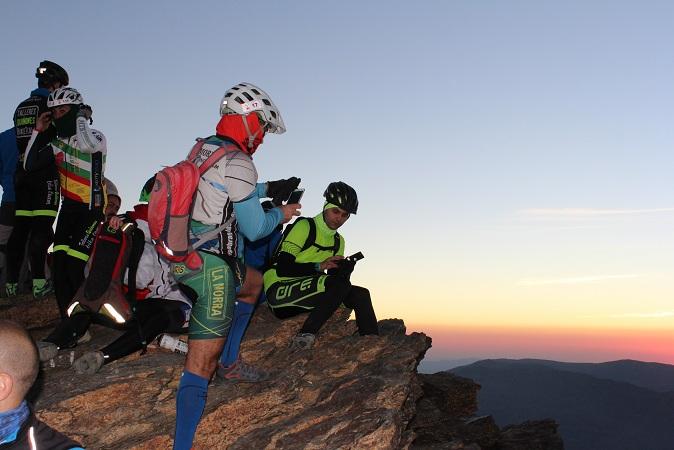 Participantes disfrutan del amanecer en el Veleta. 