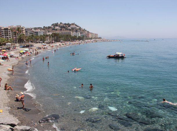 Una playa de Almuñécar, este verano. 