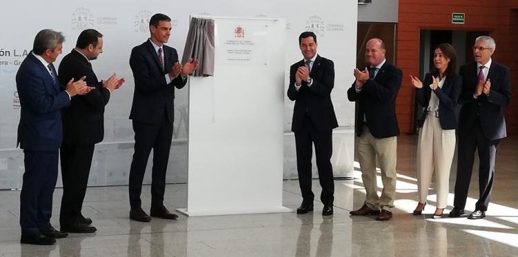 Una placa conmemorativa en Antequera para recordar el AVE a Granada.