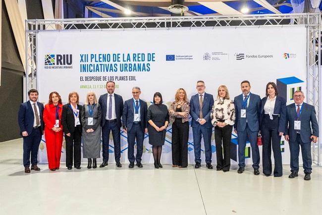 Foto de familia del inicio del pleno de la Red de Iniciativas Urbanas.