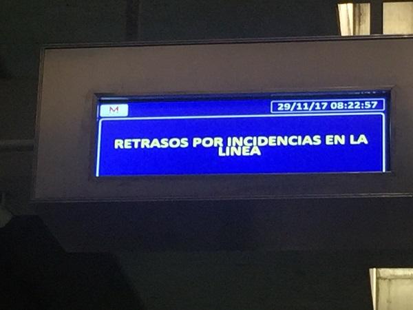 Paneles informativos del Metro anunciando la incidencia esta mañana.