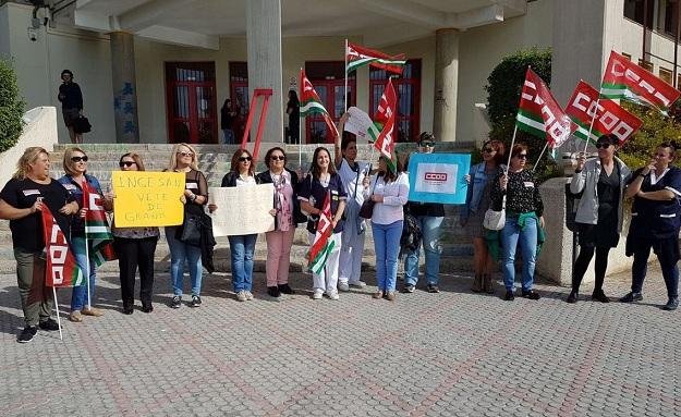 Concentración en la puerta de la Facultad de Educación.