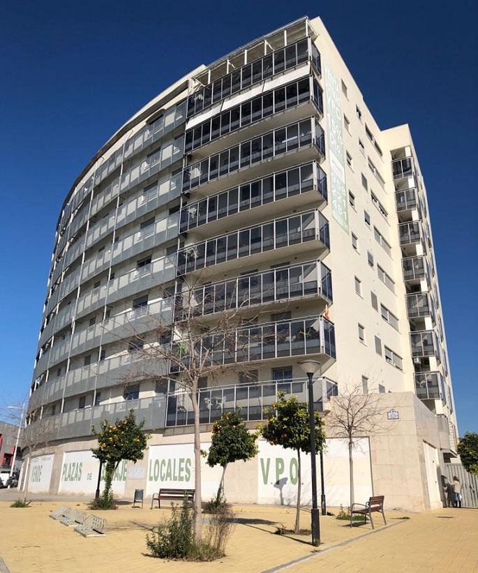 Edificio Apache, junto al parque Las Alquerías de La Chana. 