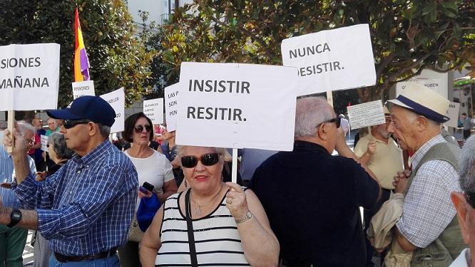 Concentración de pensionistas en la Plaza del Carmen este lunes. 