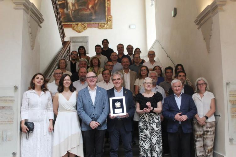 Foto de familia de los asistentes al acto. 