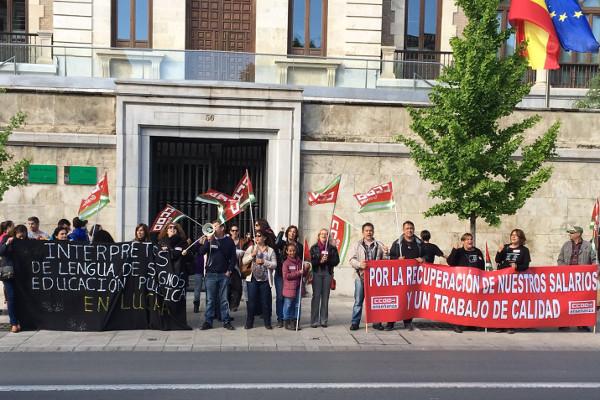 Concentración de intérpretes frente a la sede de la Junta Concentración de intérpretes frente a la sede de la Junta.
