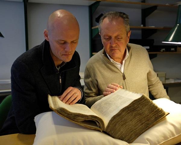 José María Pérez Fernández (d) y Edward Wilson-Lee examinando el manuscrito.