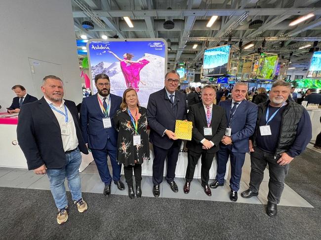 En la fotografía, entre otros, Enrique Medina, diputado provincial de Turismo, y Arturo Bernal, consejero de Turismo. El Patronato de la Diputación acude con Turismo Andaluz a la ITB.