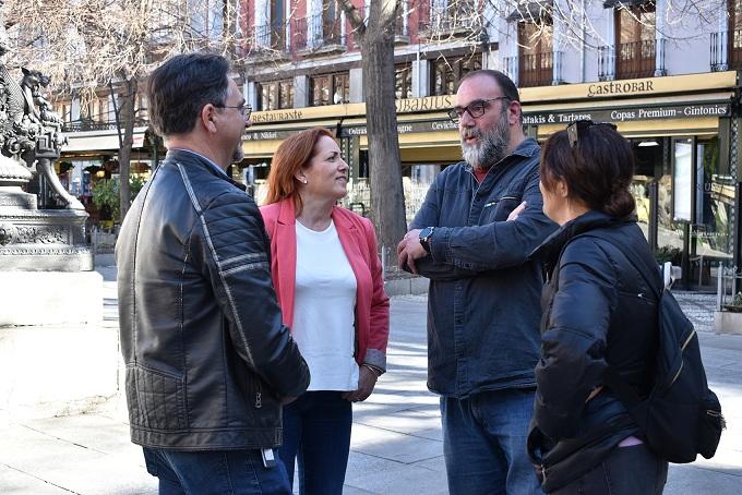 Miembros de IU, en la Plaza Bib-Rambla.