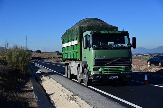 Un camión por la carretera A-308. 