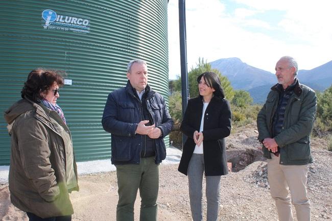 La subdelegada del Gobierno en su visita a Iznalloz, junto al alcalde y otros representantes municipales.