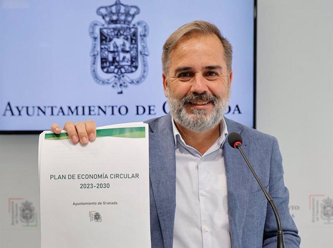 El concejal Jacobo Calvo muestra el documento del plan, en papel. 