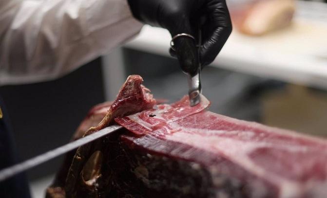 Corte de jamón a cuchillo.