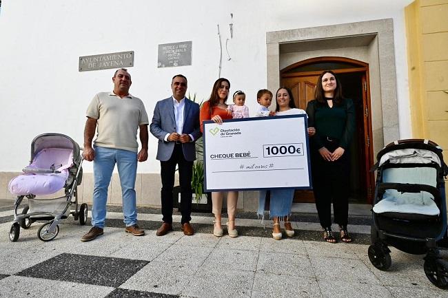 El presidente de la Diputación ha acudido a Jayena para entregar cheques-bebé. 