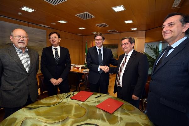 El presidente de la Diputación y el de Bankia se saludan tras la firma del convenio.