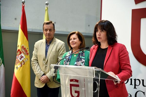 La diputada de Bienestar Social junto a la consejera de Igualdad y Políticas Sociales y el delegado territorial.