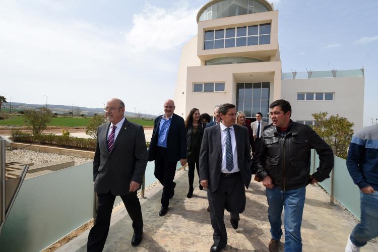 Entrena y los diputados provinciales y el alcalde Escúzar, en su visita al Parque Metropolitano.