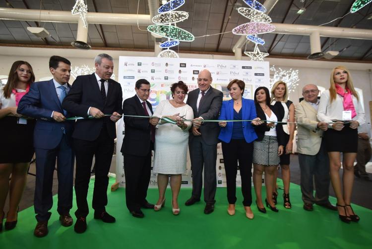 Autoridades en el corte de la cinta de la Feria General de Muestras.