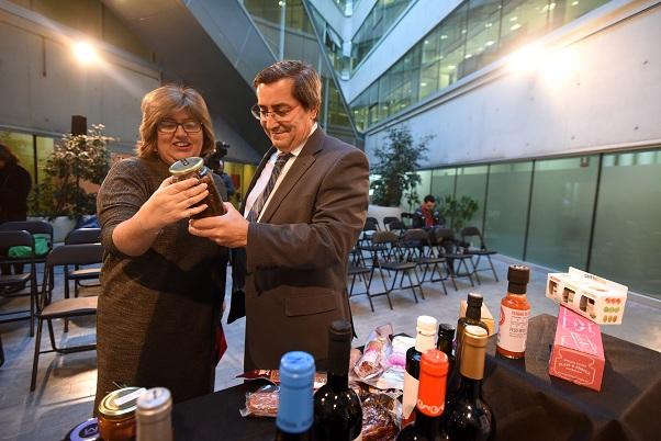 José Entrena y Ana Muñoz, con productos de 'Sabor Granada'.