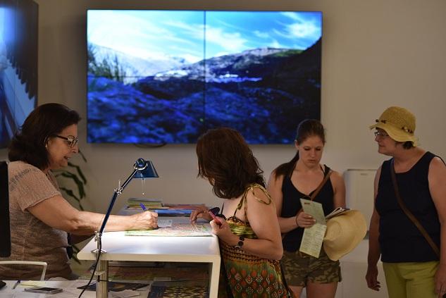 Visitantes se informan en la oficina de turismo del Patronato. 