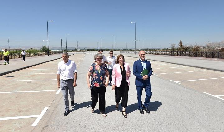 Vista del aparcamiento, junto a la parada del metro en Albolote.