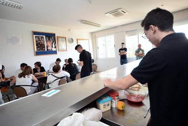 Jóvenes infractores que han hecho un curso de camarero practican atendiendo a responsables de la Junta.