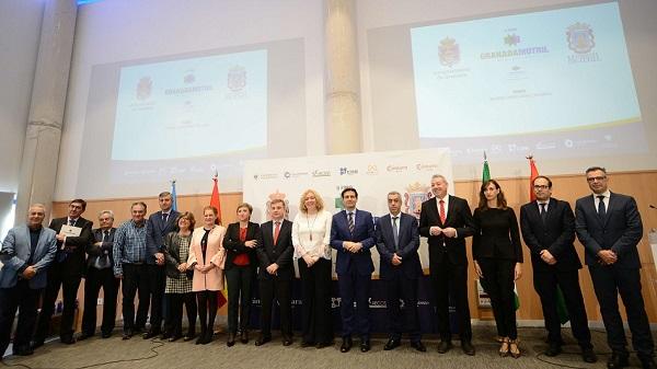 Foto de familia de los representantes de las instituciones participantes en el foro. Foto de familia de los representantes de las instituciones participantes en el foro.