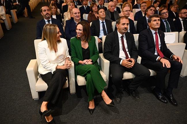 Rocío Díaz junto al secretario general de Infraestructuras y la alcaldesa de Granada. 