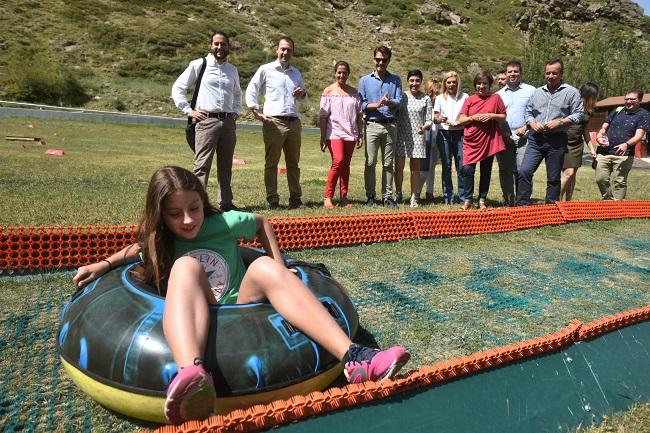 El equipo de la Junta observa a una niña disfrutando de una de las actividades de ocio en Sierra Nevada.