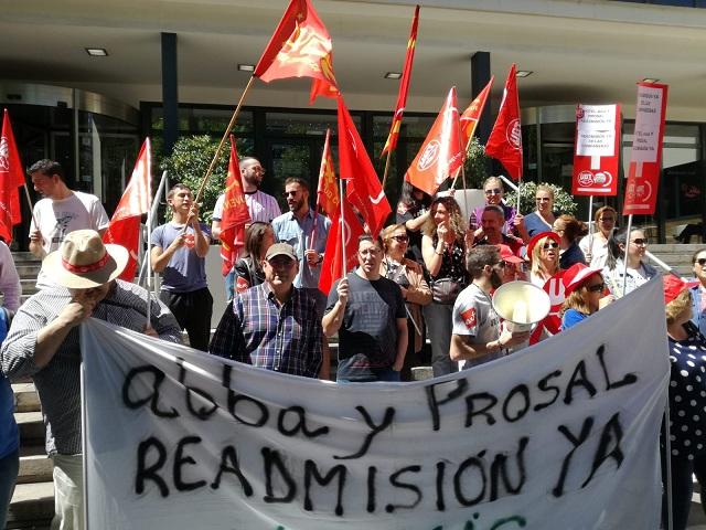 Concentración frente a la puerta del hotel.
