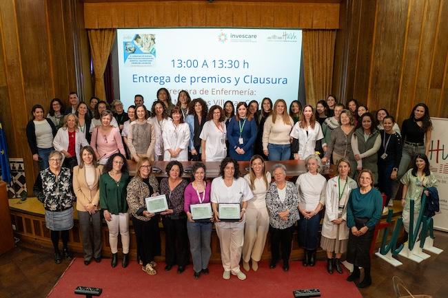 La directora de enfemería y responsables de la Cátedra junto a las premiadas.