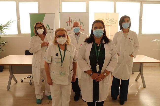 La directora gerente junto a especilistas y enfermeras de Nefrología.