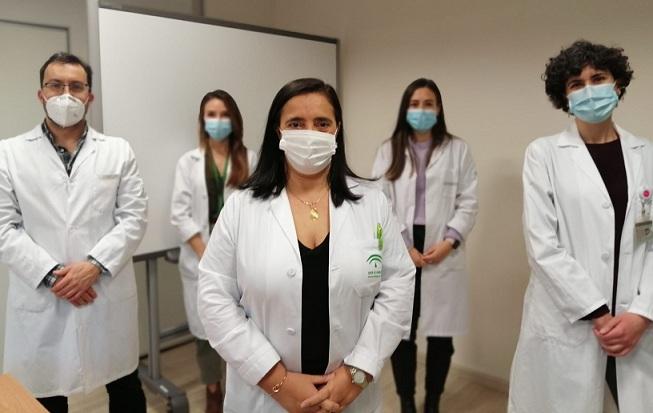 La director del hospital, Mª Ángeles García Rescalvo, en primer plano, junto a parte del equipo investigador. 