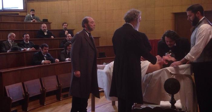Momento de la grabación del documental en un aula de la antigua Facultad de Medina, que representa la primera operación de un tumor bajo anestesia general, ocurrida en Massachusset el 16 de octubre e 1846. El hecho se conoce en Medicina como el "Hito de William Morton". Momento de la grabación del documental en un aula de la antigua Facultad de Medina, que representa la primera operación de un tumor bajo anestesia general, ocurrida en Massachusset el 16 de octubre e 1846. El hecho se conoce en Medicina como el "Hito de William Morton".
