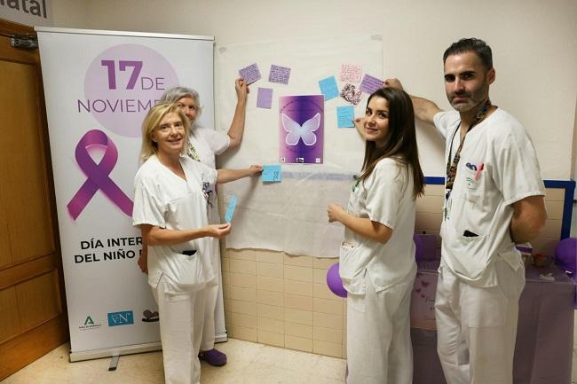 La neonatóloga Manuela Peña (primera a la derecha) y otros integrantes de su equipo ponen mensajes en el mural.